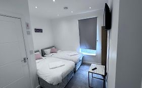Comfy Diamond Ensuite Room Maidstone With Free Parking And Speedy Wifi